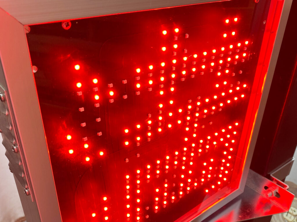 満空表示機『MK-365』の高輝度LEDチップ、『満』表示状態。近距離で見ると赤が非常に強く感じます。